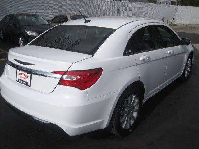2013 Chrysler 200 Touring 4dr Sedan